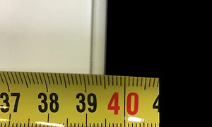 Närbild på gult måttband som mäter skåpslucka i Epoq kök, visar siffran 40. 
