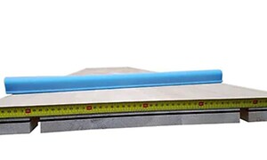 Måttband sm mäter kanten på en bänkskiva mellan fogarna. 