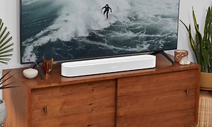 TV med sonos beam 2 soundbar och en surfare på skärmen.