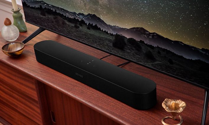 TV med en svart sonos beam 2 soundbar placerad under.