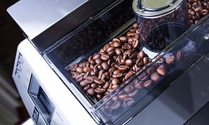 Kaffebönor i en kaffemaskin