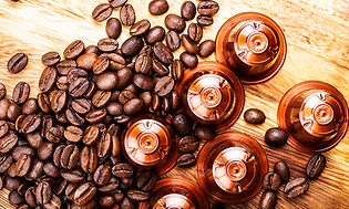 Kaffekapslar och kaffebönor på ett bord