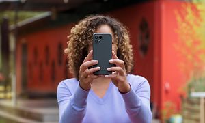 Fairphone 4 i handen på en kvinna som tar ett foto