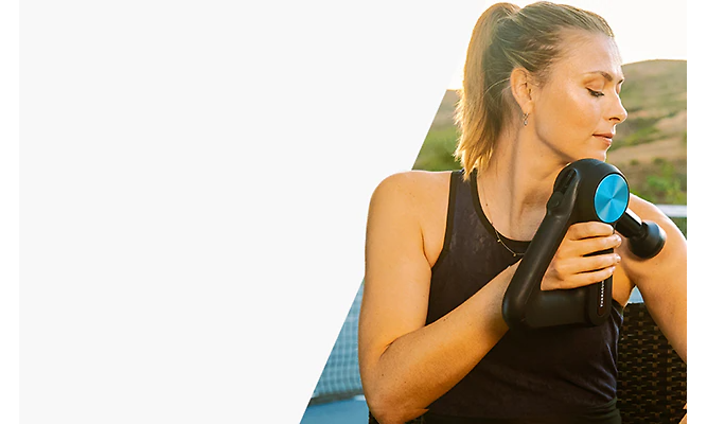 Maria Sharapova med en massagepistol från Theragun. 