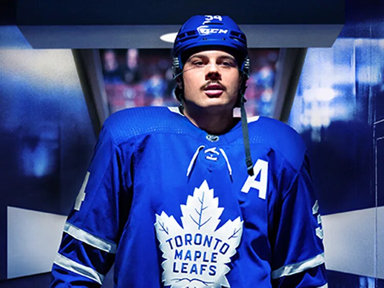 NHL 22 med bild på ishockeyspelare i blå kläder och blå hjälm med texten "Toronto" på bröstet.