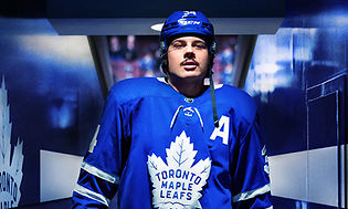 NHL 22 med bild på ishockeyspelare i blå kläder och blå hjälm med texten "Toronto" på bröstet.