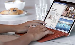Person som skriver på en Surface Go