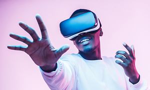 Ung man som spelar VR