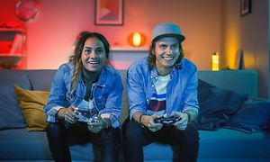 Man och kvinna som splear på en spelkonsol