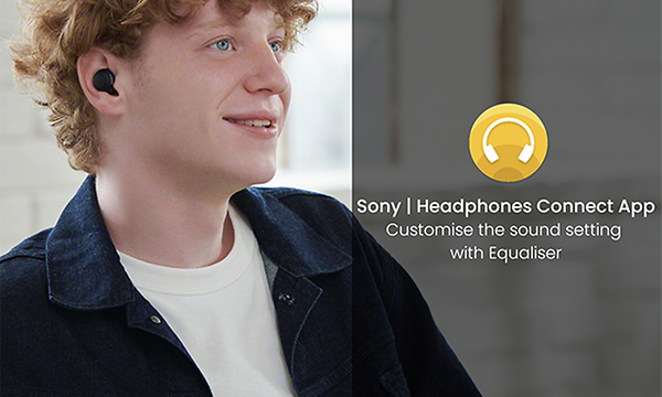 Man med svarta Sony-WF-C500-hörlurar med symbol och text om appen. 