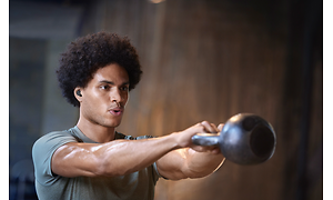 Man som använder Elite 7 som tränar crossfit