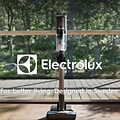 Skärmdump från video om Electrolux med bild på en skaftdammsugare med balkong som har utsikt över trädgård bakom. 