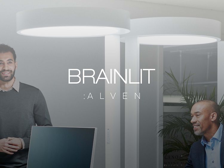 Gråtonad bild på kontorsmiljö med BrainLit-belysning och logotyp över. 