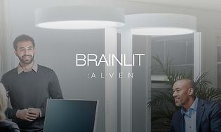 Gråtonad bild på kontorsmiljö med BrainLit-belysning och logotyp över.