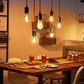 Philips Hue lampor som hänger ovanför ett middagsbord. 