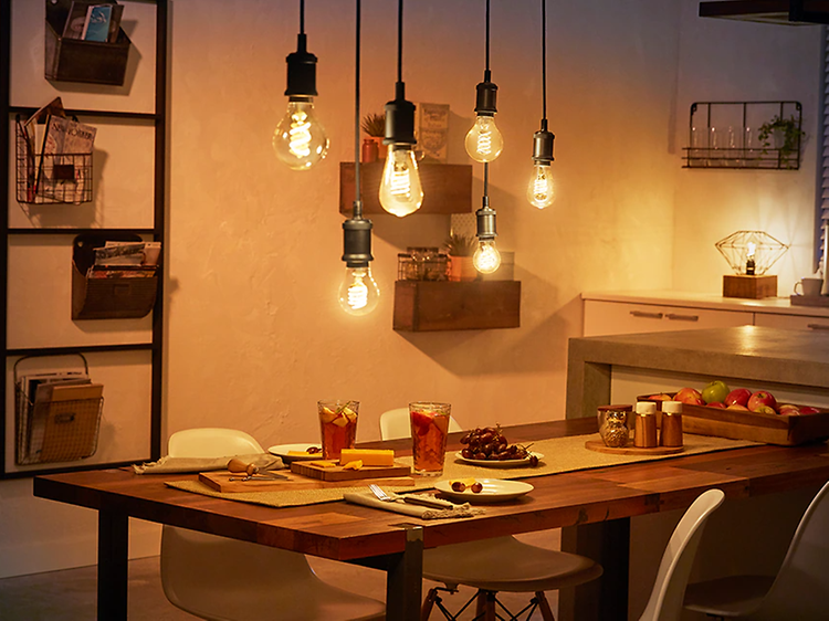 Philips Hue lampor som hänger ovanför ett middagsbord.