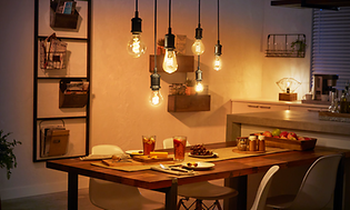 Philips Hue lampor som hänger ovanför ett middagsbord.