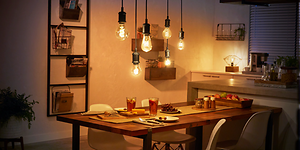 Philips Hue lampor som hänger ovanför ett middagsbord. 