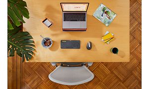 Skrivbord med allt du behöver för ett hemmakontor
