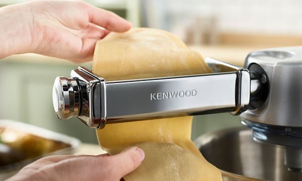 En person håller färsk pasta i en Kenwood Lasagne Roller