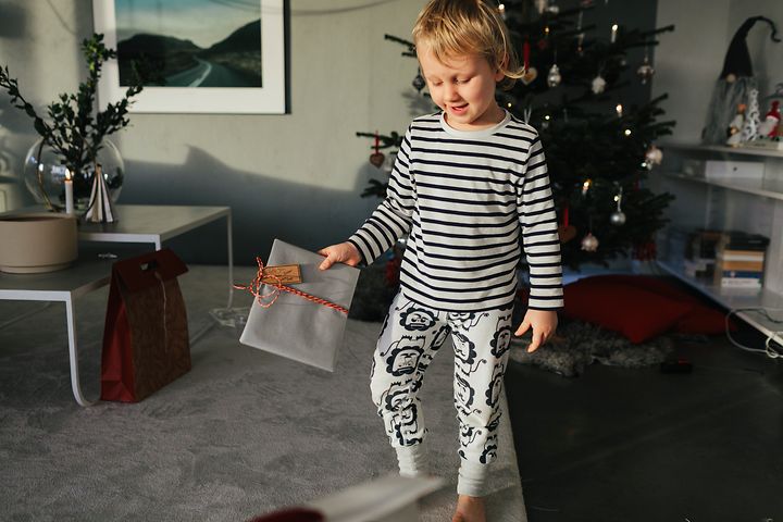 Ett glatt barn håller i en julklapp