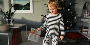 Ett glatt barn håller i en julklapp