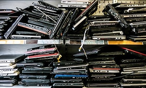Hållbarhet - PC - Hur man återvinner en PC - En bunt gamla bärbara datorer på en hylla.