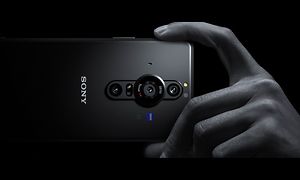 En Sony Experia PRO-I mot svart bakgrund.