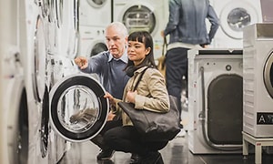 Hållbarhet: En kvinna som köper en ny tvättmaskin.