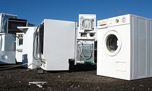 Hållbarhet : Begagnade tvättmaskiner och torktumlare redo att återvinnas.