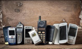 Gamla mobiltelefoner på rad