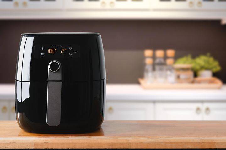 En svart Airfryer på en köksbänk.