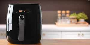 En svart Airfryer på en köksbänk.