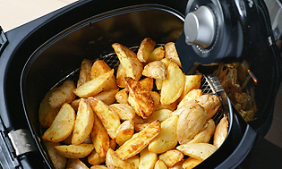Potatisklyftor i en Airfryer.