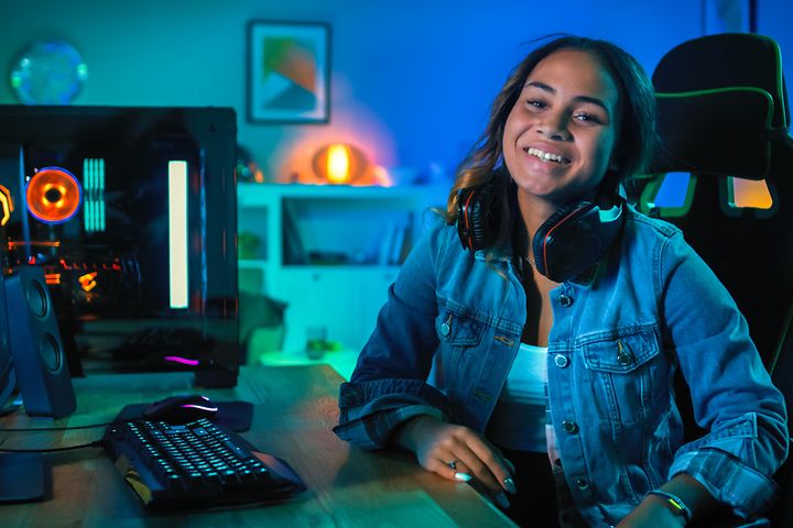 En lycklig gamer spelar på sin nya julklapp