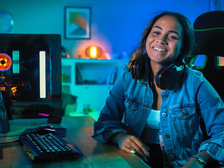 En lycklig gamer spelar på sin nya julklapp