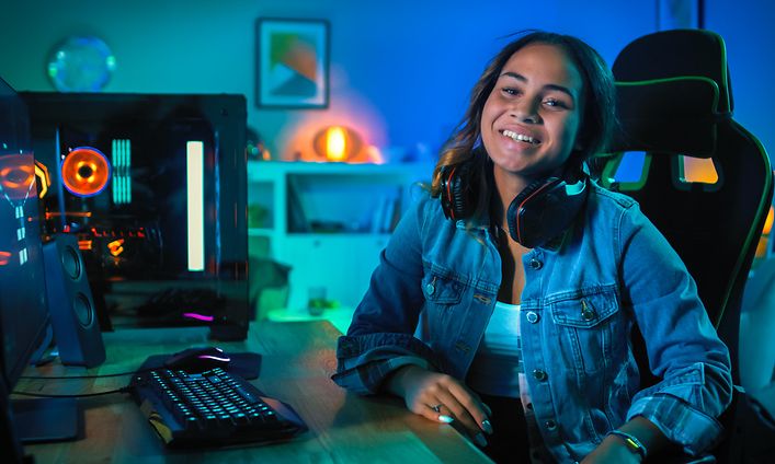 En lycklig gamer spelar på sin nya julklapp