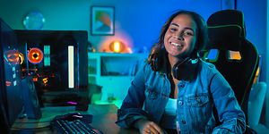 En lycklig gamer spelar på sin nya julklapp