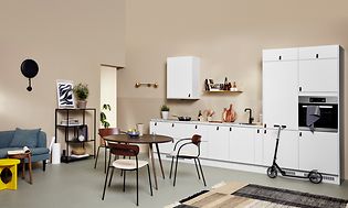 Kombinerat kök och vardagsrum med Epoq Core White-fronter
