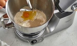 EasyWeigh som används med mjöl och ett knäckt ägg i en skål