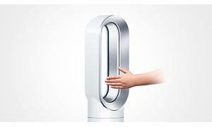 Illustration av Dyson Hot & Cool-fläkt och hur säker den är, visad med en barnhand nära fläkten utan blad.