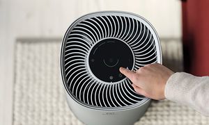 SDA - Electrolux Air Purifier - En grå Flow A3 sedd ovanifrån och en hand trycker på skärmen