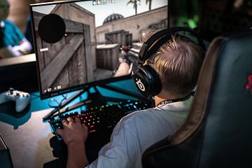 Kille som spelar Counter Strike Global Offensive