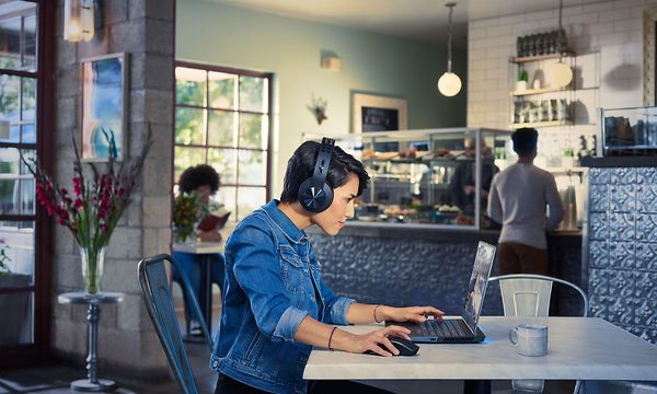 Kvinna som spelar på ett kafé