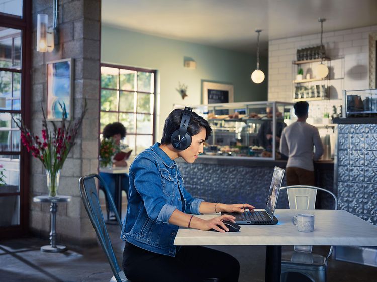 Kvinna som spelar på ett kafé