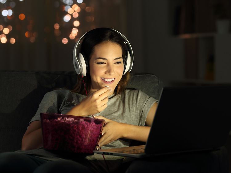 Kvinna ser på en film på en bärbar dator