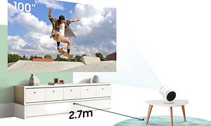Samsung-Freestyle-Projektor visar skatare på vägg