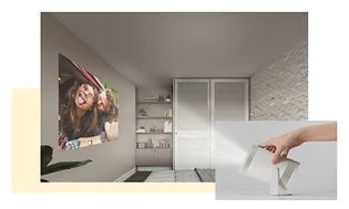 Samsung-Freestyle-Projector och människor projekterade på vägg