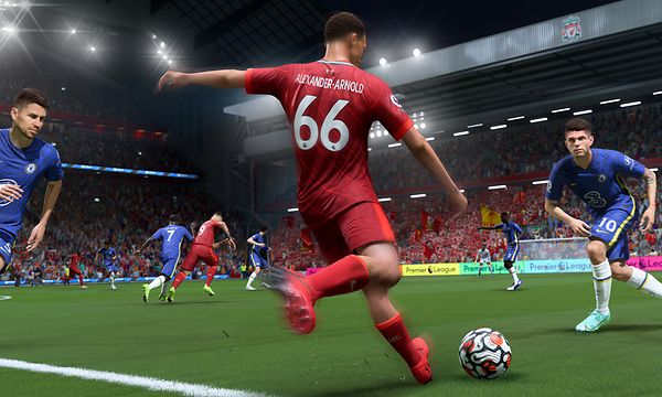 FIFA 22 man som sparkar en fotboll