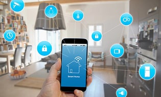 Illustration av smartphone med massor av anslutningar för ett smart hem